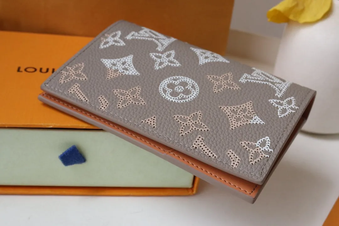 PASSPORT COVER 14 MAHINA LEATHER