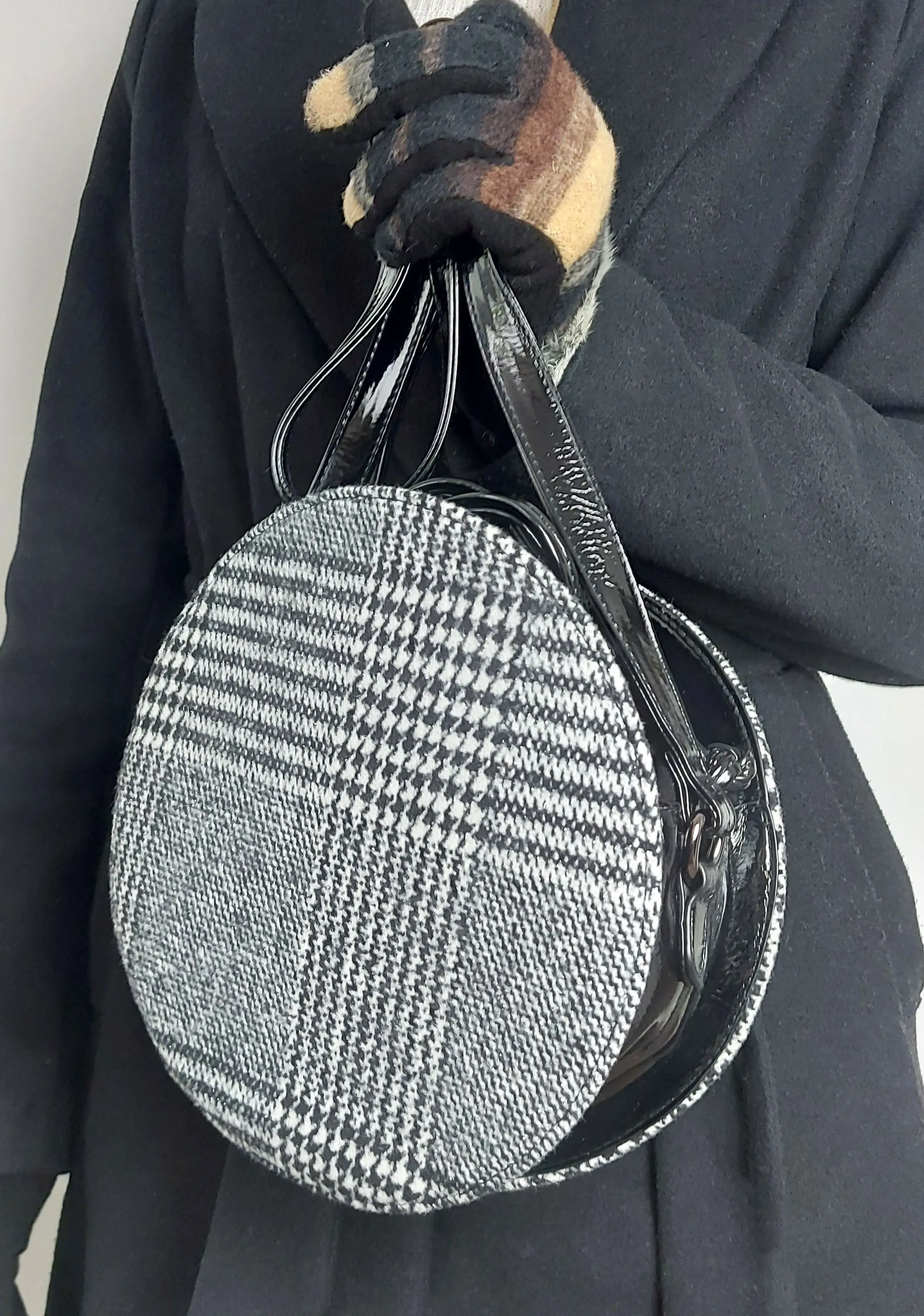 Retro styled Black And White Tweed patterned Round Crossbody bag